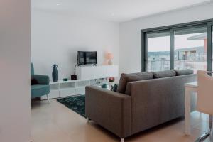 a living room with a couch and a tv at Casa Edie in Salir do Porto