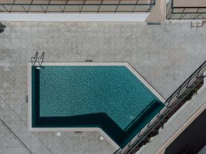 an overhead view of a swimming pool in a building at Casa Edie in Salir do Porto