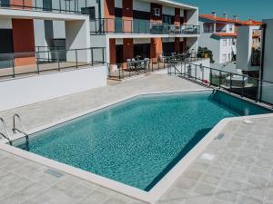 - une piscine sur le balcon d'un bâtiment dans l'établissement Casa Edie, à São Martinho do Porto