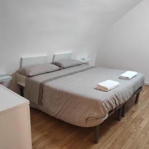 מיטה או מיטות בחדר ב-Residenza l'Orologio