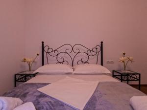 Ein Bett oder Betten in einem Zimmer der Unterkunft InTown Guesthouse Shkoder