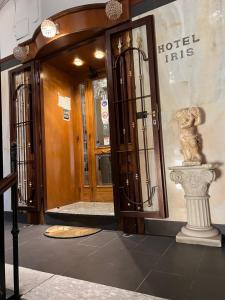 una entrada a un vestíbulo del hotel con un edificio en Hotel Iris, en Nápoles