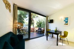 カダケスにあるPequeño y acogedor en el centro de CADAQUÉSのソファとテーブルのあるリビングルーム