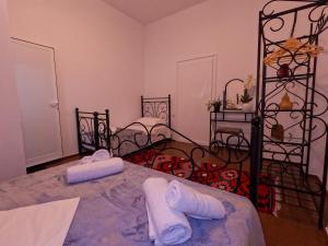 Ein Bett oder Betten in einem Zimmer der Unterkunft InTown Guesthouse Shkoder