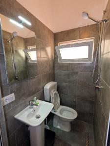 Ein Badezimmer in der Unterkunft InTown Guesthouse Shkoder