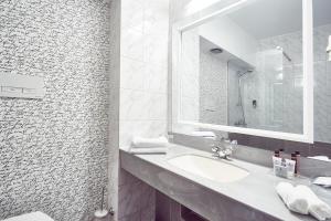 a bathroom with a sink and a mirror at Continental Forum Tirgu Mures in Târgu-Mureş