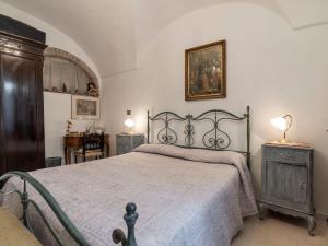 タッジャにあるHoliday Home Casa Gaia by Interhomeのベッドルーム1室(ベッド1台、ドレッサー2台、ランプ2つ付)