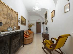 タッジャにあるHoliday Home Casa Gaia by Interhomeのリビングルーム(黄色い椅子、ソファ付)