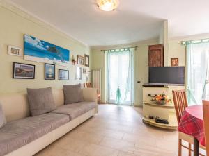 un soggiorno con divano e TV a schermo piatto di Apartment Cristina by Interhome a Riva Ligure