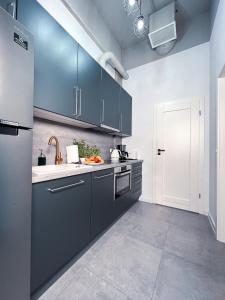 Kuchyňa alebo kuchynka v ubytovaní MojeMiędzyzdroje LU 7B - Luksusowy apartament 100 metrów od morza
