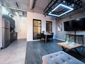 Televízia a/alebo spoločenská miestnosť v ubytovaní MojeMiędzyzdroje LU 7B - Luksusowy apartament 100 metrów od morza