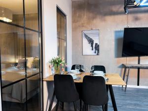 Televízia a/alebo spoločenská miestnosť v ubytovaní MojeMiędzyzdroje LU 7B - Luksusowy apartament 100 metrów od morza