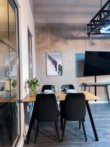 Televízia a/alebo spoločenská miestnosť v ubytovaní MojeMiędzyzdroje LU 7B - Luksusowy apartament 100 metrów od morza