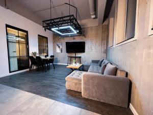 Televízia a/alebo spoločenská miestnosť v ubytovaní MojeMiędzyzdroje LU 7B - Luksusowy apartament 100 metrów od morza