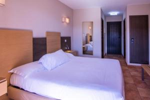 Säng eller sängar i ett rum på Osteria A Stalla Sischese & Spa