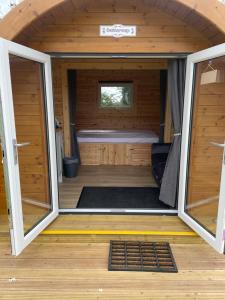 una porta aperta di una casetta con un letto di Wall park touring Centry road camping a Brixham