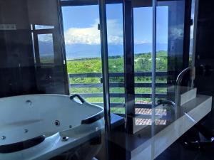 y baño con bañera y vistas. en Savaneti Eco Hotel en Tʼelavi