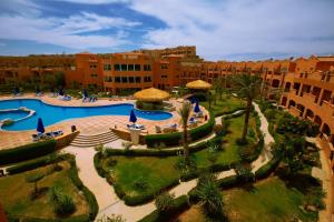 einen Luftblick auf ein Resort mit einem Pool in der Unterkunft Stay Inn Hotel Ain Sokhna in Ain Suchna