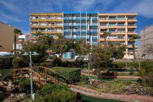 apartamentowiec z ogrodem przed nim w obiekcie Best Western Plus Hotel Canet-Plage w mieście Canet-en-Roussillon