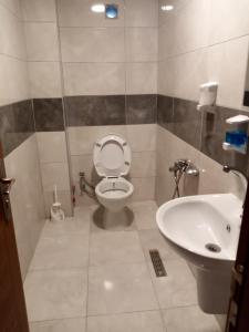 A bathroom at GÜVEN HOTEL