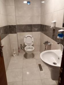 Koupelna v ubytování GÜVEN HOTEL