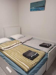 Una cama con dos toallas encima en Sea&Surf Deluxe Olga, en H̱adera