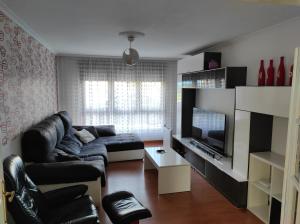 Televízia a/alebo spoločenská miestnosť v ubytovaní Casa vacacional illa de arousa