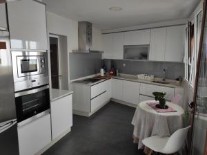 Kuchyňa alebo kuchynka v ubytovaní Casa vacacional illa de arousa + 6 fotografií