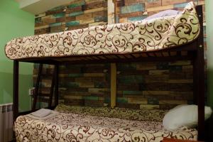 Łóżko piętrowe w pokoju z ceglaną ścianą w obiekcie motel Pid Strihoyu w mieście Krzemieńczuk