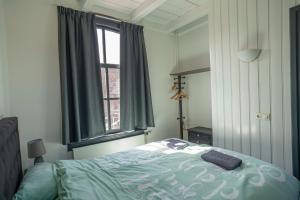 Een bed of bedden in een kamer bij Fortwachterswoning