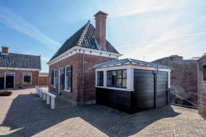 HuisduinenにあるFortwachterswoningの小さなレンガ造りの建物