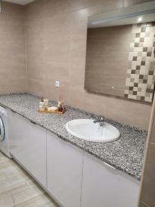 uma casa de banho com um lavatório e um espelho em Gaviota em Estepona