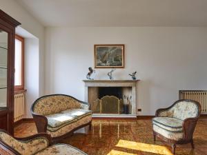 A seating area at Apartment Charlie by Interhome