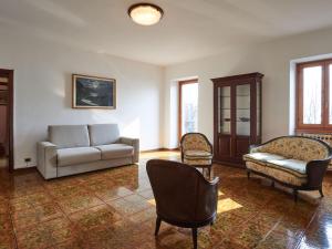 un soggiorno con divano e 2 sedie di Apartment Charlie by Interhome a Dongo
