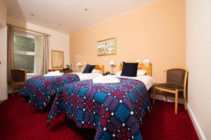 Un pat sau paturi într-o cameră la Tyn-y-Coed Inn