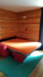 a bed in the corner of a room at Casa Pradarèire in Fenestrelle