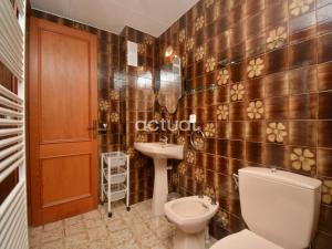 ein Badezimmer mit Toilette und Waschbecken in der Unterkunft Super Beach 6H in Platja  d'Aro