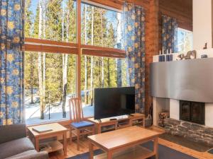 Et tv og/eller underholdning på Holiday Home Villa rukaherttua by Interhome