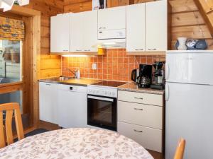 Køkken eller tekøkken på Holiday Home Villa rukaherttua by Interhome + 20 billeder