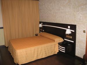 Habitación de hotel con 2 camas y 2 lámparas en Hotel Machaco, en Alburquerque