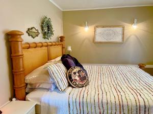 um quarto com uma cama com uma almofada em Sarasota Bay em Bradenton