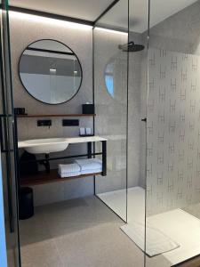 a bathroom with a sink and a mirror at HasHotel in Hasselt