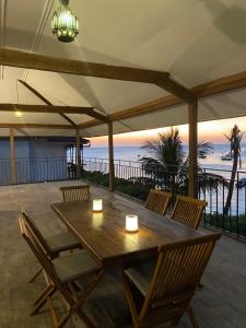 drewniany stół i krzesła z widokiem na ocean w obiekcie David Livingstone's Home w mieście Zanzibar