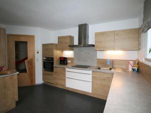 Kuchyňa alebo kuchynka v ubytovaní Apartment Brettfall Blick by Interhome