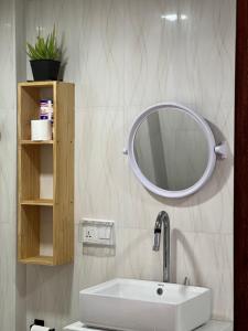 un bagno con lavandino e specchio di Rasdu View Inn a Rasdhoo
