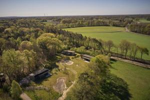 una vista aérea de una casa en un campo en Olde Kottink, en Beuningen