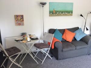 - un salon avec un canapé et une table dans l'établissement River Walk, à Lyme Regis