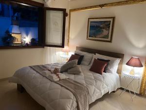 een slaapkamer met een bed met een teddybeer erop bij Grace dell'isola dei Coralli in Decimomannu