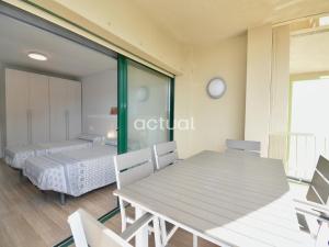 A bed or beds in a room at Super Beach 10H