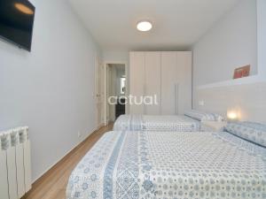 A bed or beds in a room at Super Beach 10H